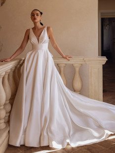 KIMBERLY Romantic Wedding Dress Princess Chapel Train Plunging Tank V Neck Bridal Gown