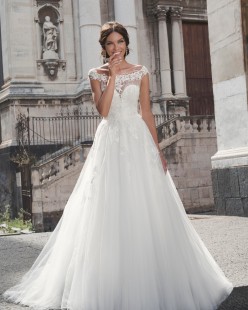 OLAIS Wedding dress Sample Sale