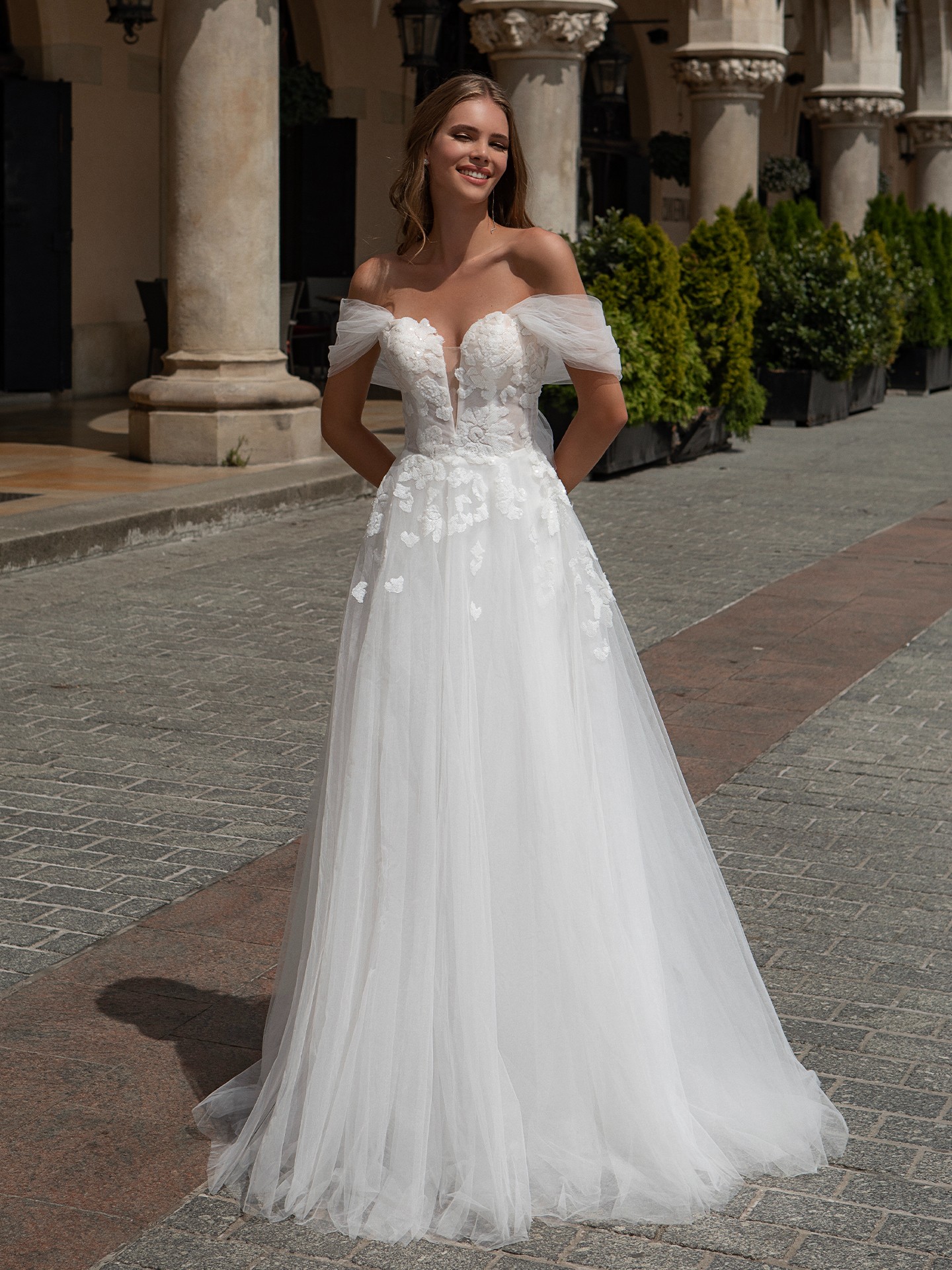 Abito da sposa a trapezio in tulle con paillettes 10010