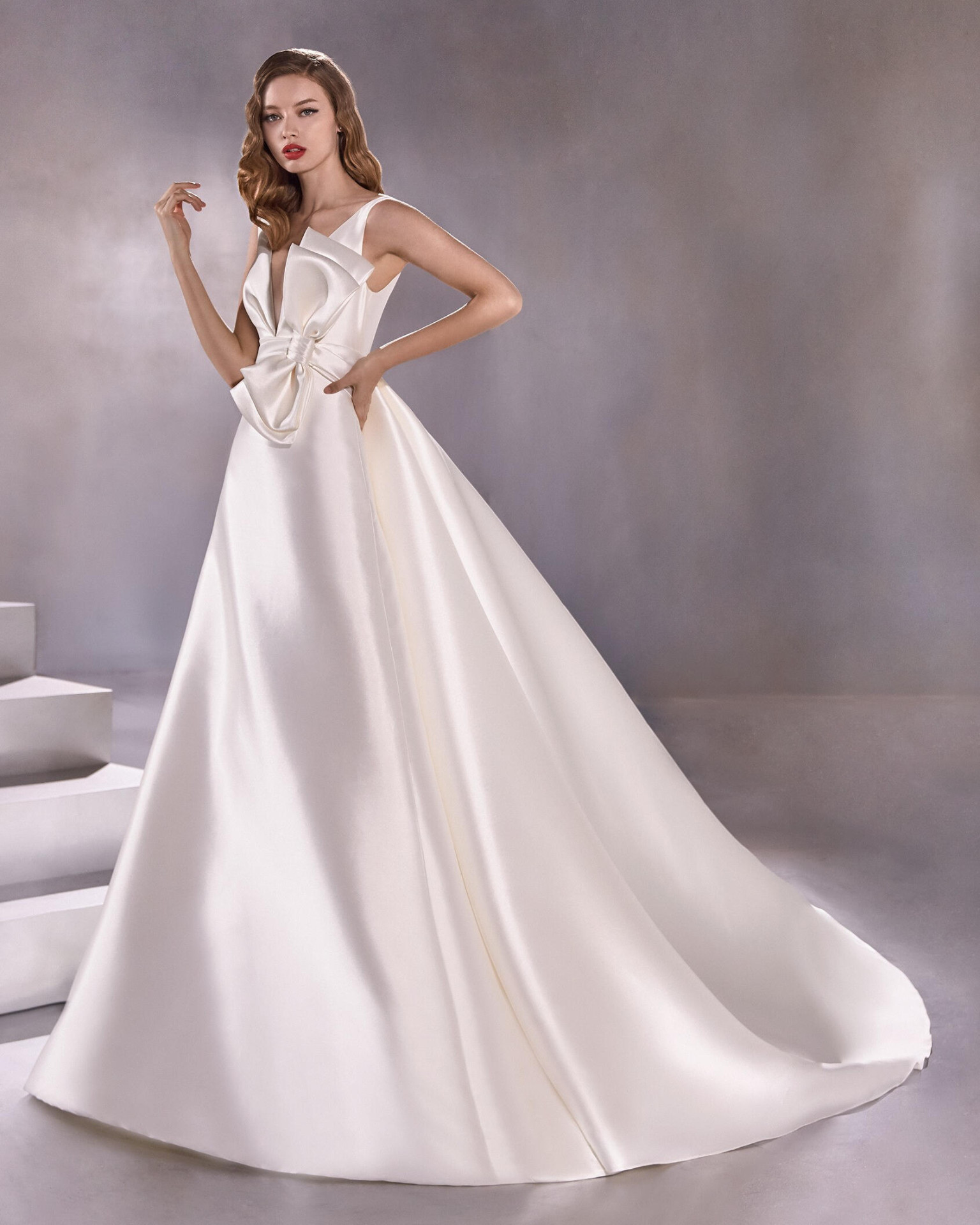 Abito da sposa a trapezio in mikado con scollo a V STELLARE